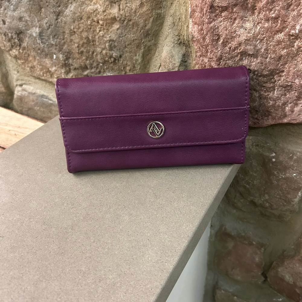 Adrienne Vittadini Elegant Purple Wallet - Picture 4 of 7